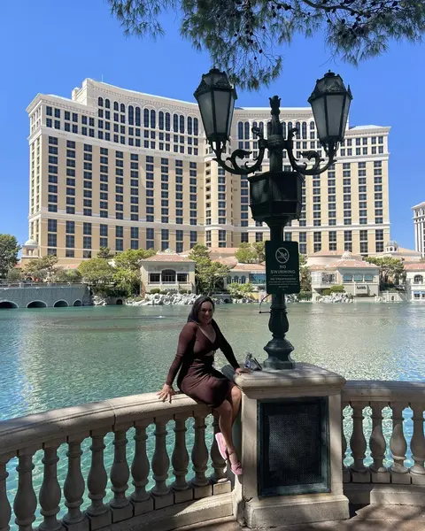 Carina sentada frente a las fuentes del Bellagio, en Las Vegas