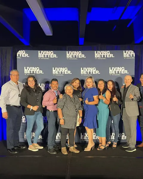 Carina con un grupo de consultores en el escenario de Living Better