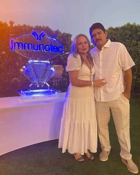 Carina y su esposo frente al diamante iluminado de Immunotec